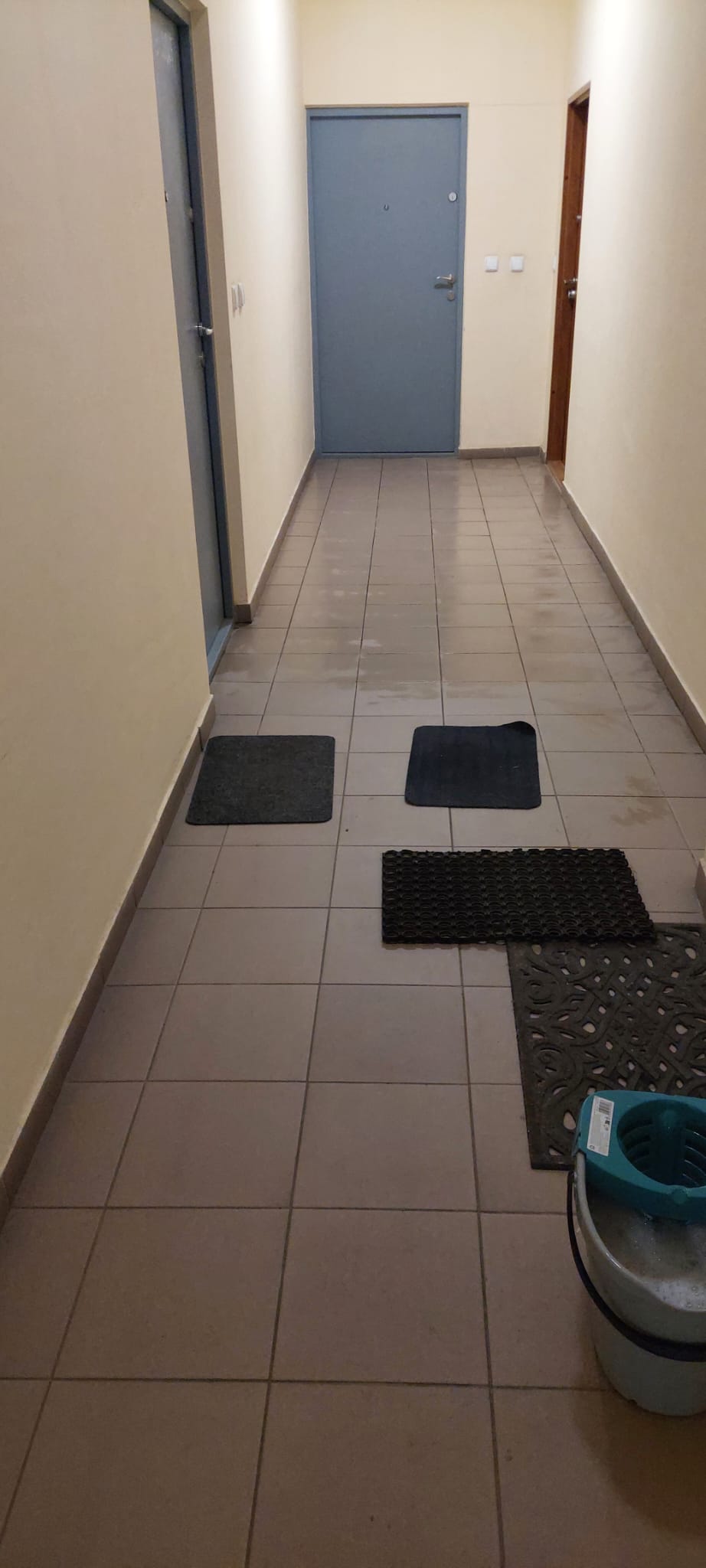 Sprzątanie korytarza